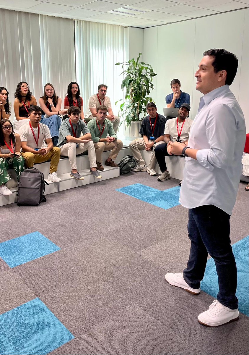siemens_es's tweet photo. Cuando el #talento joven conecta con la #industria, el futuro empieza a tomar forma 💪

🤖 Hemos podido mostrar a estudiantes de @UEuropea cómo funcionan tecnologías clave como #robótica avanzada o simulación industrial en entornos reales. 

Seguimos construyendo de la mano 👏 https://t.co/M6nnWNGLMB