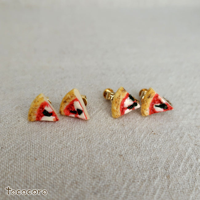 tococoro_mini's tweet photo. ピザのピアスとイヤリングを作りました。
前回はフックタイプのみでしたが、今回はポストタイプも作ってみました。イヤリングも同様です。
7/5(日)のミニチュア教室の日にART HOUSEさんに納品予定です。 https://t.co/P71UXWAqJK