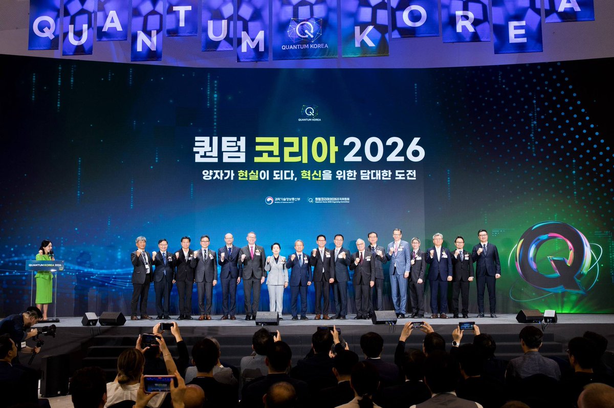 msitminister's tweet photo. <양자가 현실이 되는 미래를 준비하겠습니다>

오늘 동대문디자인플라자에서 「퀀텀코리아 2026」 개막식에 함께했습니다.

올해 슬로건은 “양자가 현실이 되다, 혁신을 위한 담대한 도전”입니다. 전시장을 둘러보며 이 문장이 단순한 구호가 아니라는 생각이 들었습니다. 광 양자컴퓨터, 다이아몬드 양자센서, 양자암호통신, 국방 양자센싱까지 양자기술이 연구실 안의 가능성을 넘어 산업과 안보, 의료와 바이오, AI의 미래로 이어지고 있었습니다.

세계 여러 나라의 정부 관계자, 석학, 기업인들도 한자리에 모였습니다. MIT 아이작 추앙 교수님, 임페리얼 칼리지 런던 김명식 교수님을 비롯한 세계적 연구자들과 IBM, IonQ, 콴델라, 파스칼 등 글로벌 기업, 그리고 우리 출연연과 대학, 국내 기업들의 도전을 한자리에서 볼 수 있었습니다.

정부는 대한민국 대도약 3대 메가프로젝트를 발표했습니다. 반도체, 피지컬 AI, AI 데이터센터를 중심으로 AI 시대의 새로운 성장 기반을 만들겠다는 구상입니다. 그런데 AI가 더 커질수록 연산과 전력의 부담도 함께 커집니다. 지금의 컴퓨팅 방식만으로는 언젠가 한계가 올 수 있습니다. 미래 AI가 더 깊은 문제를 풀고 더 복잡한 세계를 이해하려면 새로운 컴퓨팅 기술이 필요합니다. 양자기술이 중요한 이유가 여기에 있습니다.

양자기술은 먼 미래의 기술만은 아닙니다. 신약 개발, 소재 탐색, 암호와 보안, 정밀 측정, 국방과 통신까지 이미 여러 분야에서 활용 가능성이 구체화되고 있습니다. 얼마 전 SNS를 통해 축하드렸던 부산대 Team PNU의 국제 양자 AI 경진대회 우승도 양자와 AI의 결합이 실제 문제 해결로 이어질 수 있음을 보여준 반가운 사례였습니다.

물론 양자기술은 하루아침에 완성되지 않습니다. 긴 호흡의 기초연구, 도전적인 인재, 실험 인프라, 산업계의 참여, 국제협력이 함께 가야 합니다. 그래서 퀀텀코리아는 단순한 전시 행사가 아니라 우리 양자 생태계가 세계와 연결되는 중요한 무대입니다.

정부도 양자기술을 국가전략기술로서 길게 보고 준비하겠습니다. AI와 반도체에서 쌓아온 역량에 양자기술을 더해 다음 세대의 과학기술 경쟁에 도전하겠습니다. 연구자와 기업이 더 과감하게 도전하고, 청년들이 양자 분야에서 미래를 찾을 수 있도록 인프라와 인재양성, 산업화와 국제협력까지 하나하나 챙기겠습니다.

퀀텀코리아 2026 개막을 진심으로 축하합니다. 양자가 현실이 되는 미래를 대한민국이 함께 열어가겠습니다.

#퀀텀코리아2026 #양자기술 #국가전략기술 #3대메가프로젝트 #과기정통부