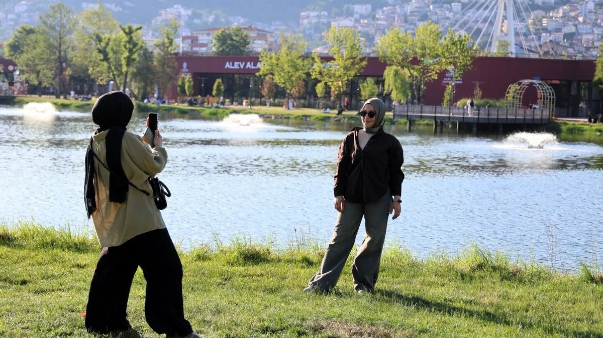 kocaelihabertv's tweet photo. İzmit’in tam göbeğinde, gürültünün yerini ördek seslerinin ve yaprak hışırtılarının aldığı devasa bir vaha: Fuar Park! 🦆yeşil_kalp
Şehrin hızını düşüren Fuar Park'taki yeni yaşamın detayları ve vatandaşların ilk tepkileri haberimizde!