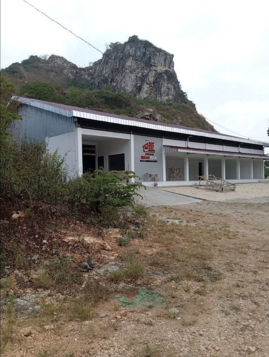dailyplus62's tweet photo. anjirr, ternyata kopdes merah putih udah nyampe Gunung Prau. Desa Kediten, Jawa Tengah, 1.385 mdpl https://t.co/aKDofMNgXB