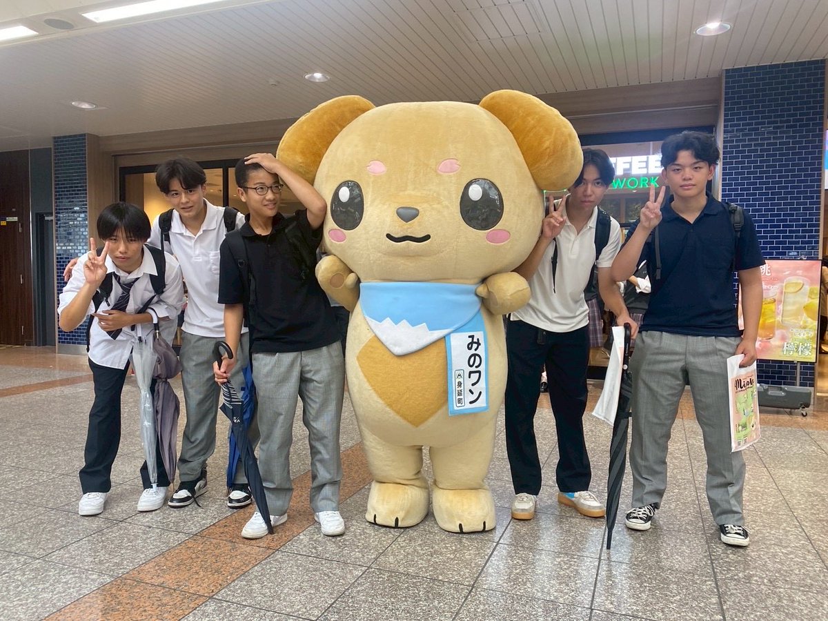 minowan_minobu's tweet photo. 今日は #JR八王子駅観光キャンペーン で
八王子駅に行ってきたワン🐶

＃身延町 の魅力をPRをしてきたよ！
 
沢山のお友達と会えて嬉しかったな〜

明日も八王子駅に遊びに行くからみんな会いにきてくれると嬉しいな🐾

#みのワン  #八王子駅 #武田菱丸  #ニーラ #ふじぴょん  #アカ  #モモずきん https://t.co/5pUDD5imvx