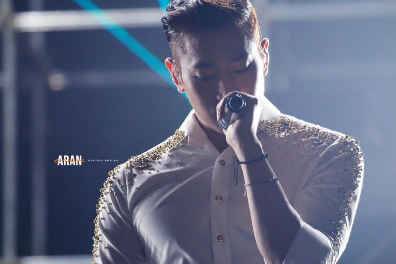 hklip_'s tweet photo. 셔츠가 힘들어보임 https://t.co/NiU04voj6y