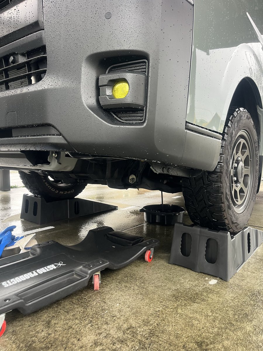88CREW3's tweet photo. 無事ハイエースのオイルが入荷したので早速オイル交換👍 https://t.co/TN2QfjkqQ0