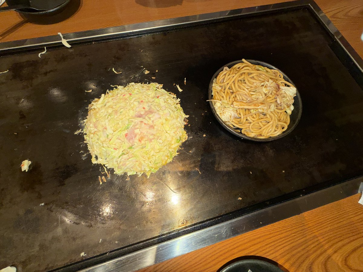 Rin_7343's tweet photo. 📍 Okonomiyaki NAOYA Namba 
큐알로 주문하고 기다리고 있으면
직원분께서 맛있게 조리해줍니당
위에 계란+치즈가 진짜 너무 맛있음..
1인1메뉴라서 야끼소바도 시켰는데
슴슴하니 맛있었어요!! 안에 고기가 ㄹㅈㄷ https://t.co/atTnj3Dvuz