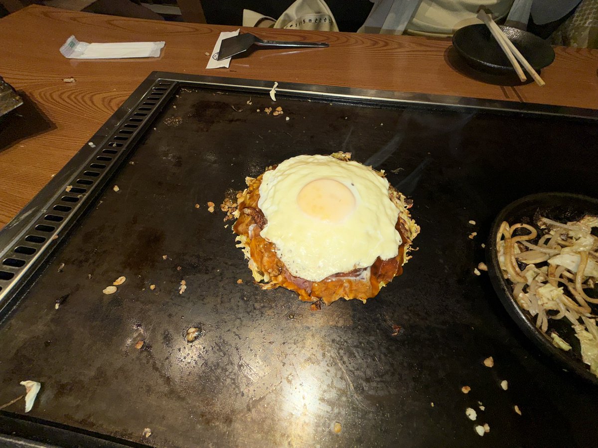 Rin_7343's tweet photo. 📍 Okonomiyaki NAOYA Namba 
큐알로 주문하고 기다리고 있으면
직원분께서 맛있게 조리해줍니당
위에 계란+치즈가 진짜 너무 맛있음..
1인1메뉴라서 야끼소바도 시켰는데
슴슴하니 맛있었어요!! 안에 고기가 ㄹㅈㄷ https://t.co/atTnj3Dvuz