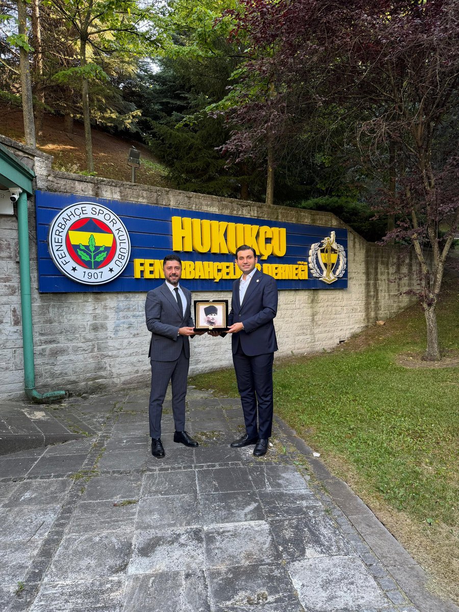 HUFEDER1907's tweet photo. Finansçı Fenerbahçeliler Derneği Başkanı Sn. Fatih Çığ ve Yönetim Kurulu üyeleri, dernek merkezimize nezaket ziyaretinde bulunmuştur.

Gerçekleştirilen ziyarette, Fenerbahçemize katkı sağlayacak projeler hakkında verimli istişarelerde bulunduk.

Nazik ziyaretleri için kendilerine teşekkür ediyor, çalışmalarında başarılar diliyoruz. @FFBDER1907