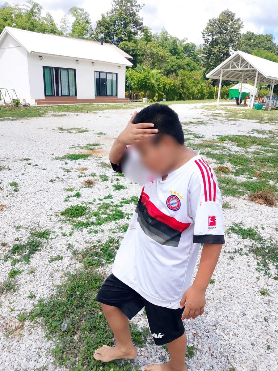 Skyboyz15's tweet photo. ห๊ะ‼️ รถมีประกัน 20 ล้านบาทเลยเหรอ 😳
▪️ ผู้ว่าฯมุกดาหาร นำแถลงเหตุชนพระธุดงค์ รถมีประกันคุ้มครอง 20 ล้าน
▪️ตร. เผยเด็กช็อก ยังให้การไม่ได้
▪️ตร. ยังไม่ยืนยัน เป็นเด็กพิเศษหรือไม่?
▪️แต่เตรียมเอาผิดกับผู้ปกครอง
▪️ พระสงฆ์มรณภาพ 8 รูป 
▪️บาดเจ็บ เคสแดง 4 รูป เคสเหลือง 10 รูป มีผ่าตัดม้ามแตกและกระดูกหัก
#พระธุดงค์ #เยาวชน #อุบัติเหตุ #มุกดาหาร