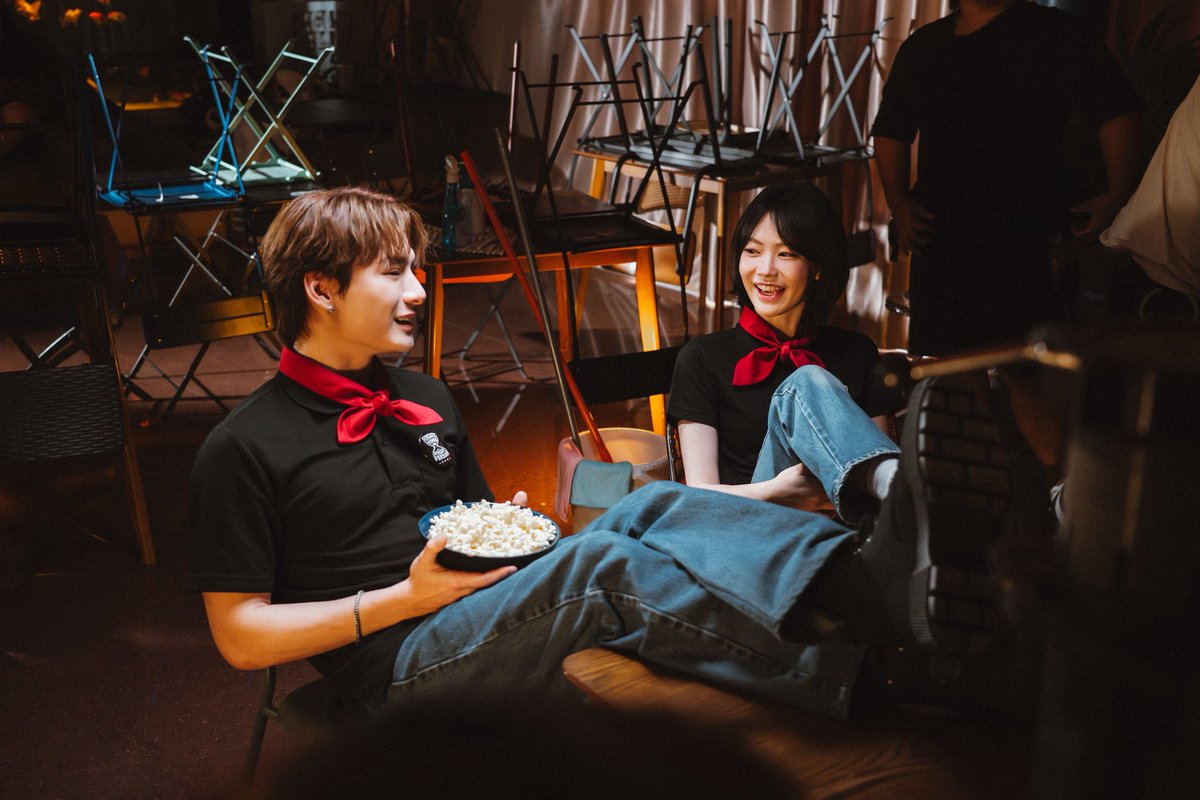 PIXXIEofficial_'s tweet photo. เก็บภาพเบื้องหลังในกองถ่าย ‘ถูกที่ผิดเวลา (Wrong Time)’ มาฝากทุกคนคับบ ใครยังไม่ได้ดูอย่าลืมตามดูกันนะค้าบบ ⏳✨

ถูกที่ผิดเวลา (Wrong Time) - KRIST
🔗 https://t.co/sJqjvKT9C0

#WrongTimeKRISTmv 
#PiXXiE #Pimma_PiXXiE 
#WrongTimeKRIST #KristPerawat 
#RISERMUSIC https://t.co/dQ8M4QBO9Y