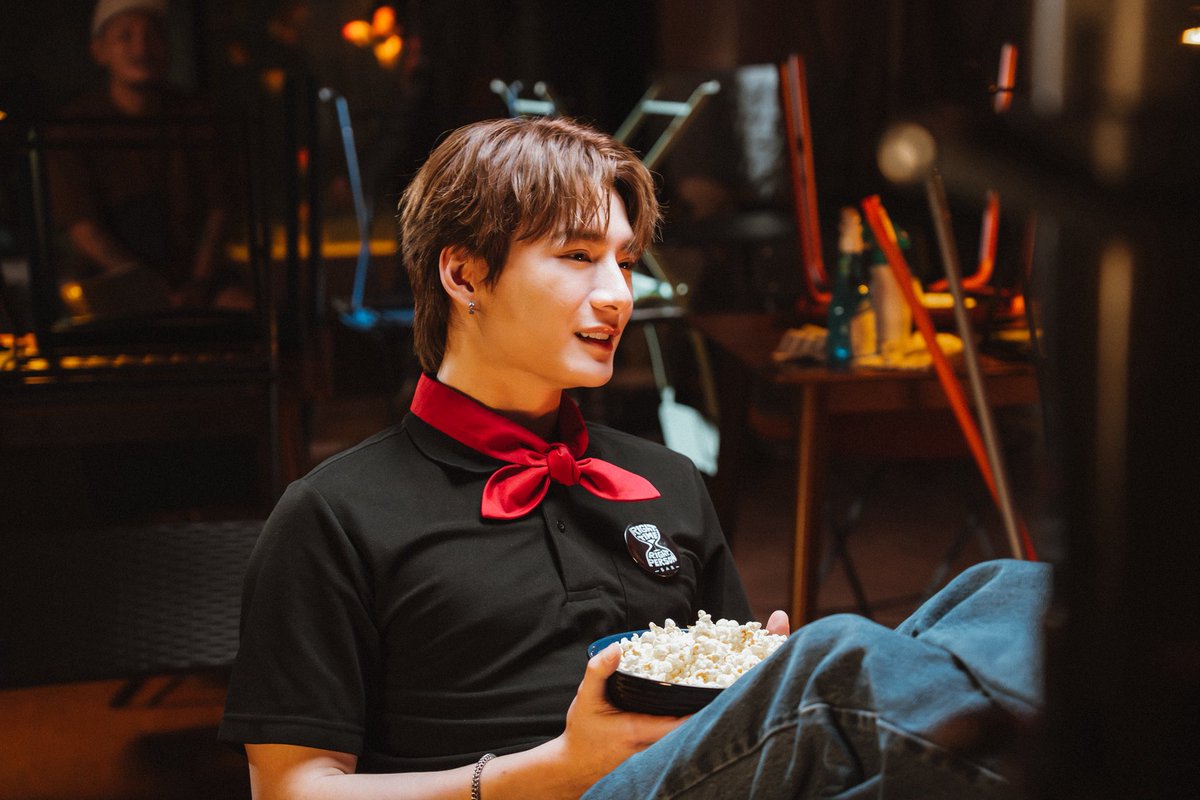 PIXXIEofficial_'s tweet photo. เก็บภาพเบื้องหลังในกองถ่าย ‘ถูกที่ผิดเวลา (Wrong Time)’ มาฝากทุกคนคับบ ใครยังไม่ได้ดูอย่าลืมตามดูกันนะค้าบบ ⏳✨

ถูกที่ผิดเวลา (Wrong Time) - KRIST
🔗 https://t.co/sJqjvKT9C0

#WrongTimeKRISTmv 
#PiXXiE #Pimma_PiXXiE 
#WrongTimeKRIST #KristPerawat 
#RISERMUSIC https://t.co/dQ8M4QBO9Y