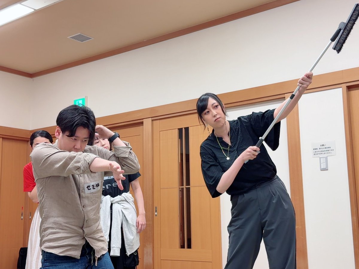 _fumiaki's tweet photo. とある舞台のとある稽古で
とあるシーンを稽古していた。
僕はカメラマンの役をやりました。
翌日、ふと思い返す。あれ？と。
ショルダーカメラは左では使えない。
陥る反芻思考。もうダメ恥ずかしい。
調べなきゃ良かった。10月もう1本舞台やるよ！ https://t.co/wWHCaQvenj