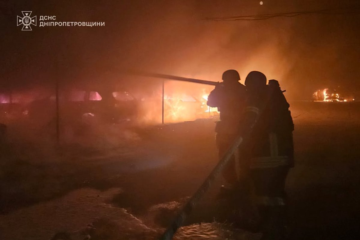 pavldistrict's tweet photo. ‼️Нічна атака на Дніпропетровщину💥 — у Павлограді горіли авто🔥, а у Шахтарському палала чотири...
➡️У ніч на 2 липня ворог понад 20 разів атакував безпілотниками п’ять районів області. На фото наслідки ударів у Павлограді та Шахтарському.
➡️ Детальніше
https://t.co/Rt8A84Dm5n https://t.co/PryEeoHV7O