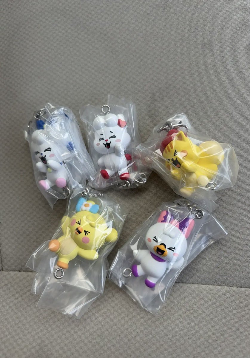 chi___s234's tweet photo. ルキャとの交換求めてます。
カニカンでもチェーンでもどちらでも大丈夫です。
郵送でのお取引希望です。

 #NiziU交換   #nizooガチャガチャ https://t.co/z6H0d3R0vA