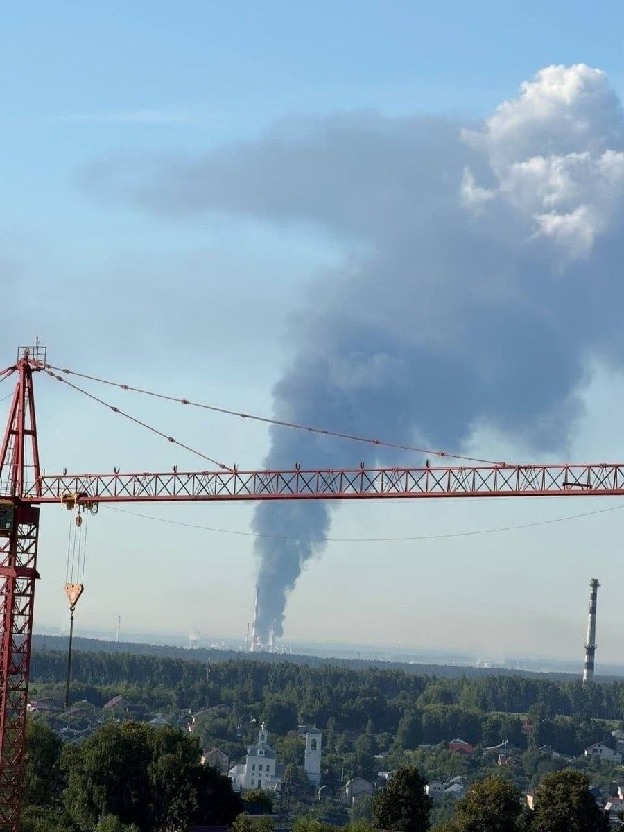 bayraktar_1love's tweet photo. 🔥🛢️Ukraine's Forces struck Russia's Kstovo Oil Refinery in Nizhny Novgorod Oblast during the night of July 2.

The refinery is Russia's fourth-largest, with an annual processing capacity of 17 million tonnes of crude oil. It produces around 11% of Russia's gasoline and supplied roughly one-third of Moscow's fuel demand. 800 km from the frontline.