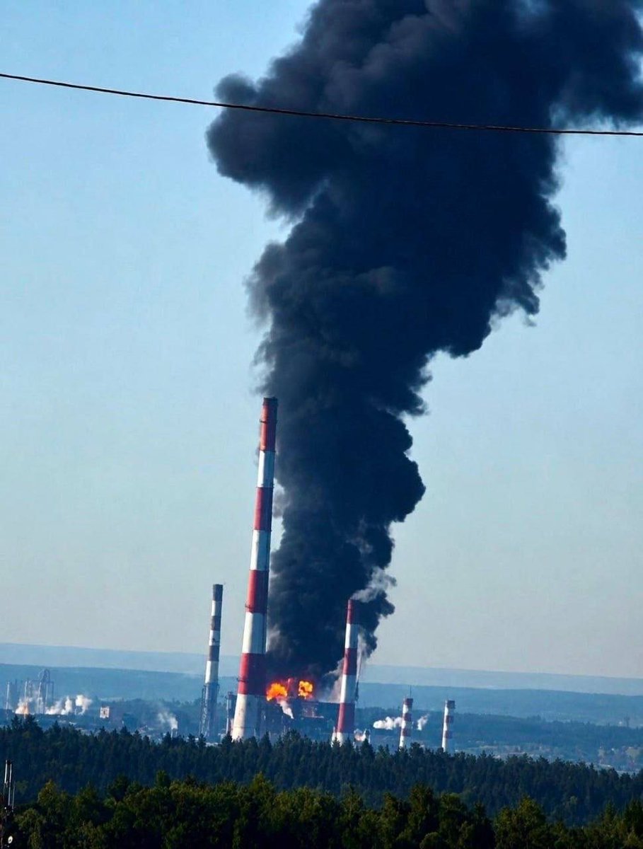 bayraktar_1love's tweet photo. 🔥🛢️Ukraine's Forces struck Russia's Kstovo Oil Refinery in Nizhny Novgorod Oblast during the night of July 2.

The refinery is Russia's fourth-largest, with an annual processing capacity of 17 million tonnes of crude oil. It produces around 11% of Russia's gasoline and supplied roughly one-third of Moscow's fuel demand. 800 km from the frontline.