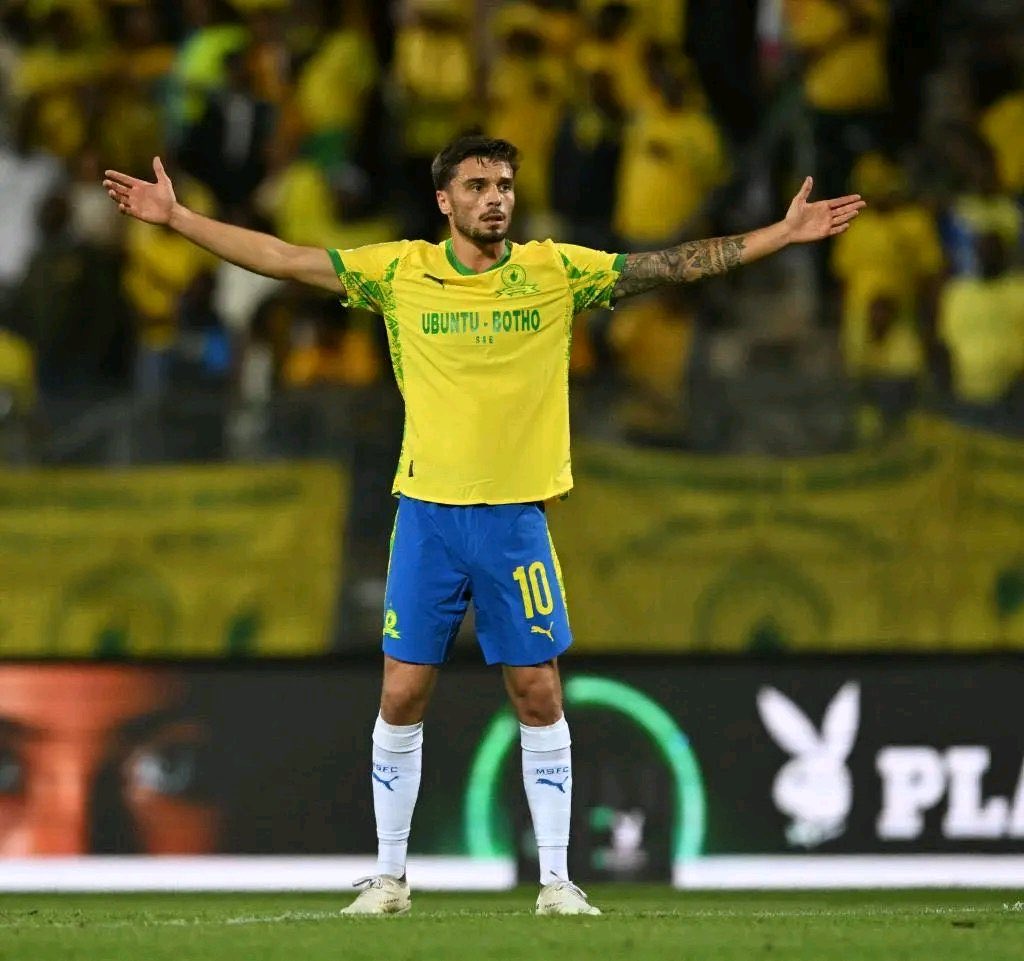 TaPhuras's tweet photo. I hope it won’t be a problem to give Ribeiro his no10 jersey. You must not bore us. https://t.co/DpPflWHnLR