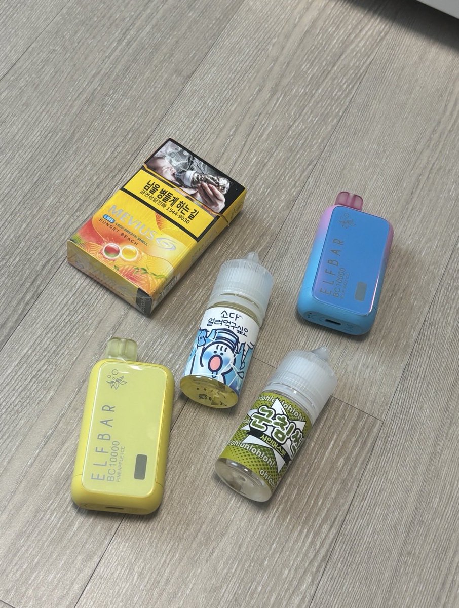 nexniv9's tweet photo. 엘프바 파인애플 아이스
ㄴ새 거
엘프바 블루 라즈 아이스
ㄴ액상 4칸 중 3칸, 찍힘 하자 O

일괄 3에 팔아요 
반택포고 마개 없어요 https://t.co/NT8naehyev