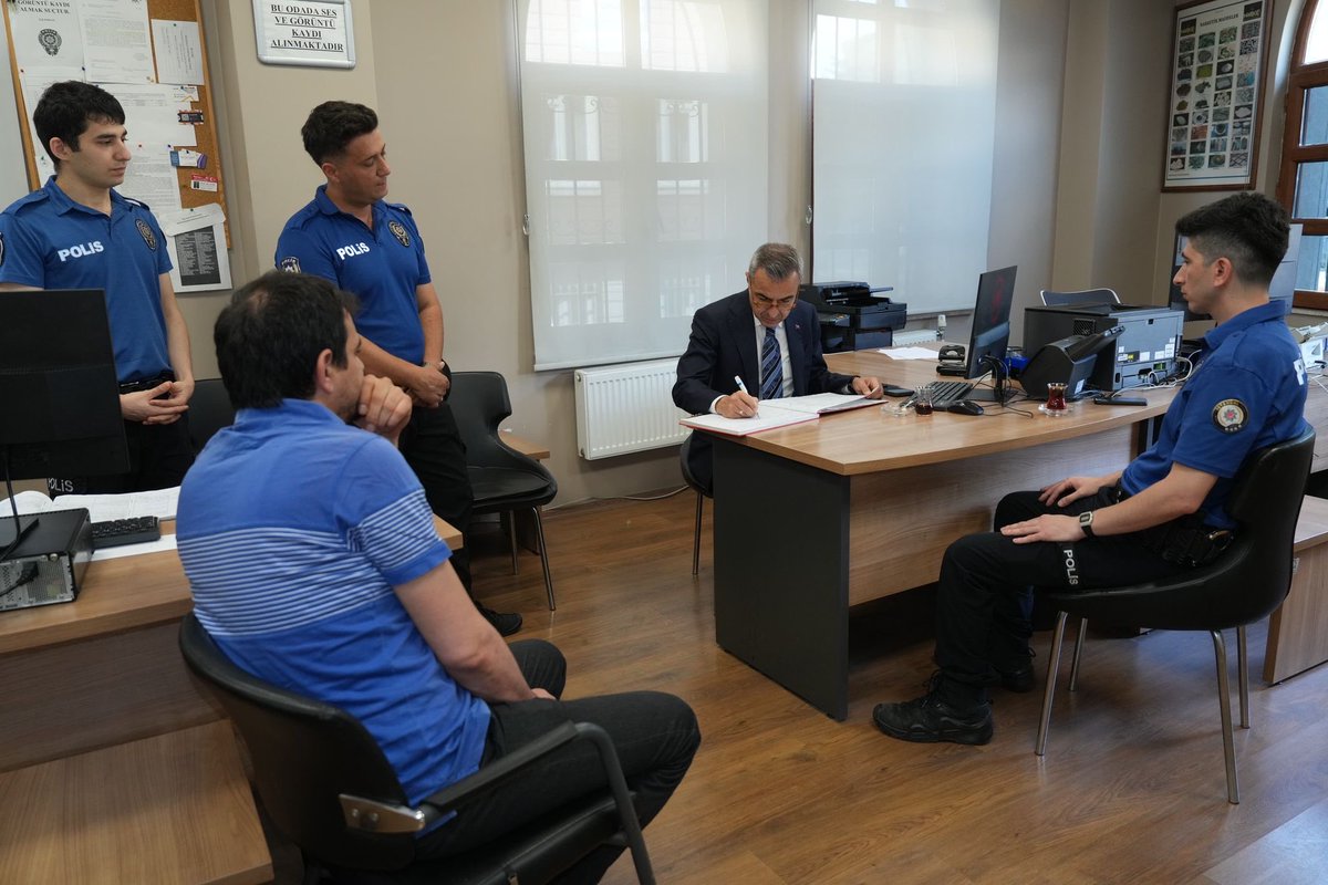 TC_Beyoglu's tweet photo. Kaymakamımız Sayın Abdullah Atakan Atasoy, Kulaksız Polis Merkezi Amirliğini ziyaret ederek incelemelerde bulunup, denetim defterini imzaladı. Kaymakamımız, ziyarette görevi başındaki emniyet personelimizle hasbihal etti.
@TC_istanbul
@gul_davut 
@ataatasoy19 https://t.co/ObQ2cKGzpS