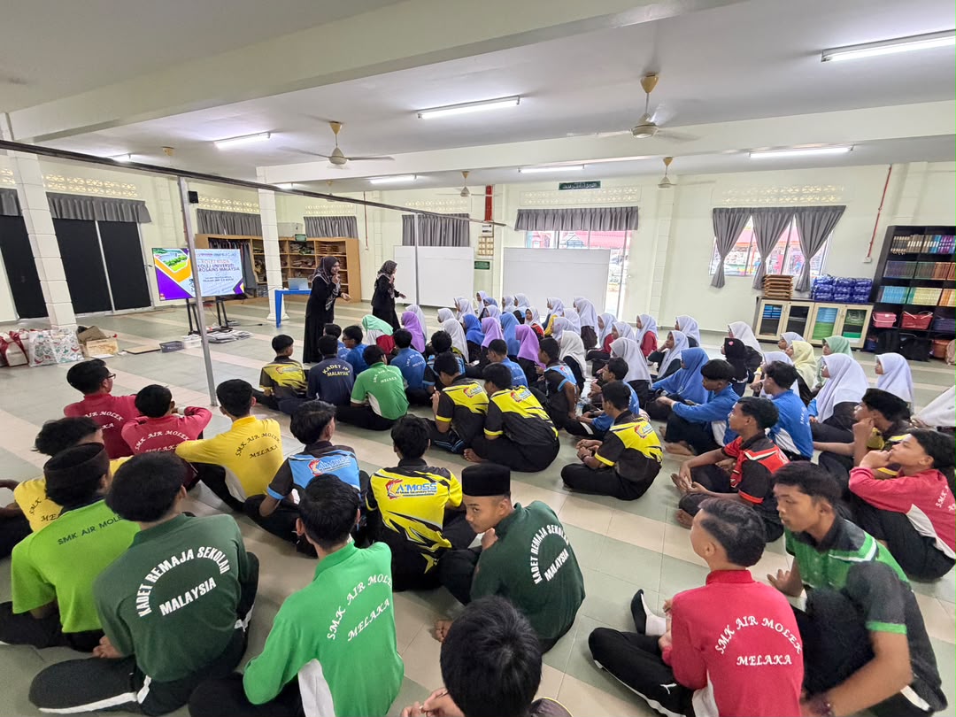 UCAM_Official's tweet photo. Pasukan dari Jabatan Landskap dan Alam Sekitar (JLAS) mewakili FAS bersama pasukan Fakulti Pengurusan Perniagaan (FPP) telah memenuhi jemputan daripada SMK Air Molek untuk menyampaikan Taklimat Hala Tuju Kerjaya kepada pelajar-pelajar Tingkatan 4&amp;5 pada 1 Julai 2026 yang lalu. https://t.co/8pynQVXRgl