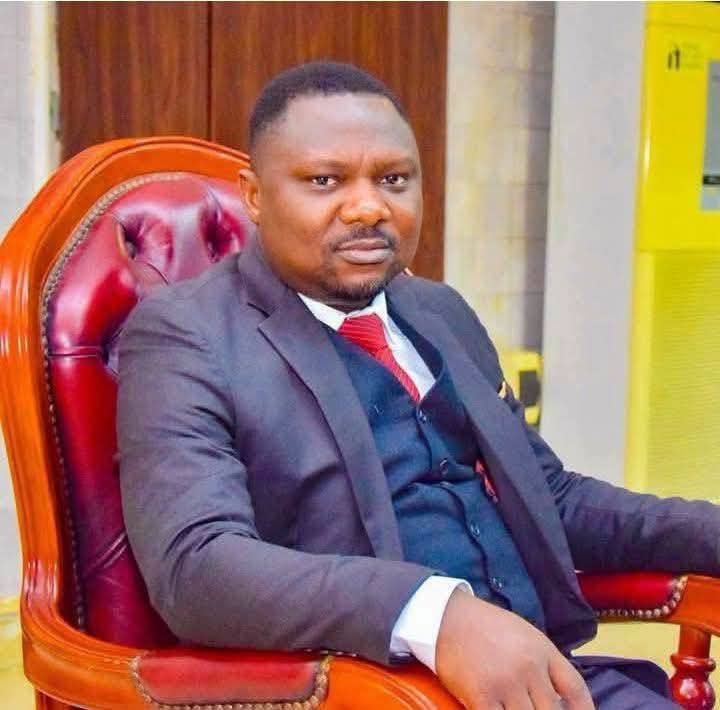Efeom's tweet photo. Dear Nigerians @BBCNews and @Mazi_OJD
Frame 1 is a member of the Delta State House of Assembly representing the good people of Udu. Frame 2 is the Governor of Delta State.
Because Frame 1 refused to become a loyal "yes-man," his sitting allowances and other benefits were stopped in June last year after the then-PDP administration defected to the APC.
The people of Udu have continued to suffer from underdevelopment poor roads, inadequate schools, and a failing healthcare system.

Please stay with me.
Did you know that Udu has received virtually no constituency projects from the beginning until now because its representative refused to be a loyal "yes-man"? It is the people who are paying the price.

Now here's the most troubling part.
On June 30, the Delta State House of Assembly declared @HonOvie61105's seat vacant because he defected from the APC to the NDC to better represent his people at the federal level.
The Assembly's justification was that he defected from the APC to the NDC.
So the question is: Why wasn't the Governor's seat declared vacant when he defected from the PDP to the APC?

To the Delta State House of Assembly: Section 109 cannot be enforced against one lawmaker and ignored for others. If the House believes that a legislator who defects without meeting the constitutional requirements should lose their seat, then the same principle must apply to every lawmaker who defected from the PDP to the APC, including the Governor, if the Constitution is to be respected.

Justice should never be selective.
#DeltansDeserveBetter