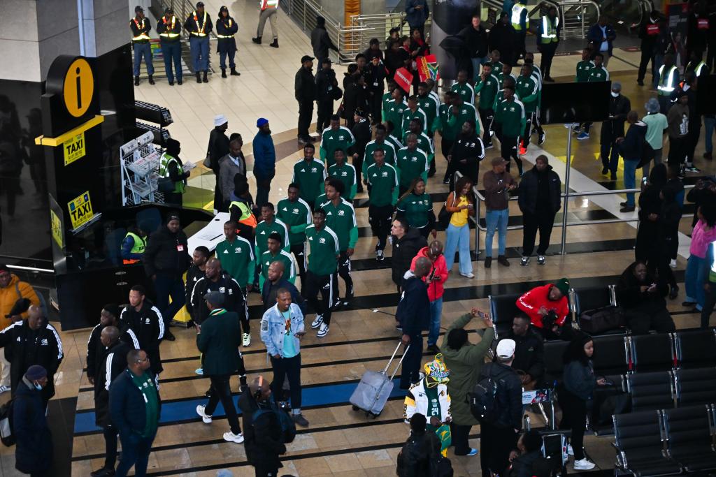 iDiskiTimes's tweet photo. 𝗛𝗘𝗥𝗢𝗘𝗦 𝗥𝗘𝗧𝗨𝗥𝗡 𝗛𝗢𝗠𝗘 🇿🇦

Bafana Bafana's history makers have landed at OR Tambo airport in Johannesburg where they received a heroes welcome this morning. 

Remember, the Class of 2026 is the first SA men's team to reach the knockout stages of the #FIFAWorldCup. 

#BafanaKaofela | #BafanaPride