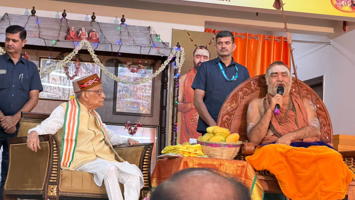 AnupamNawada's tweet photo. ये मुरली मनोहर जोशी हैं। उम्र - 92 साल। साथ में कांची पीठ के शंकराचार्य विजयेंद्र सरस्वती हैं।

आपको जानकर आश्चर्य होगा कि एक पहाड़ी और एक तमिल साथ में बैठकर क्या कर रहा है। तो मैं बता देता हूँ। पंजाब पर मंथन चल रहा है। जी हाँ, पंजाब पर।

पंजाब में किस तरह से मंदिरों को पुनः सशक्त किया जाए, पुराने मंदिरों का जीर्णोद्धार किया जाए, धार्मिक सभाएँ बड़ी संख्या में की जाएँ, हिन्दू-सिख एकता को सनातन की छतरी तले सुदृढ़ किया जाए, डेमोग्राफी में बदलाव को थामा जाए और धर्मांतरण को रोका जाए - इन सबपर चर्चा चल रही है।

मुरली मनोहर जोशी फ़िलहाल BJP के मार्गदर्शक मंडल में हैं। कोई सक्रिय पद नहीं है उनके पास, फिर भी वो एक्टिव हैं। उन्हें पंजाब की चिंता है, केरल में जगद्गुरु शंकराचार्य के जन्मस्थल कालडी में ईसाई मिशनरियों ने जिस तरह से क़ब्ज़ा जमा रखा है इसकी चिंता है। जो लोग भाजपा की सफलता के आयाम खँगालते रहते हैं, वो गौर से इस तस्वीर को देखें। इसी में भाजपा की सफलता का राज़ छुपा है। आखिर क्यों ये पार्टी आज यहाँ है, ये तस्वीर देखकर पता चलेगा।