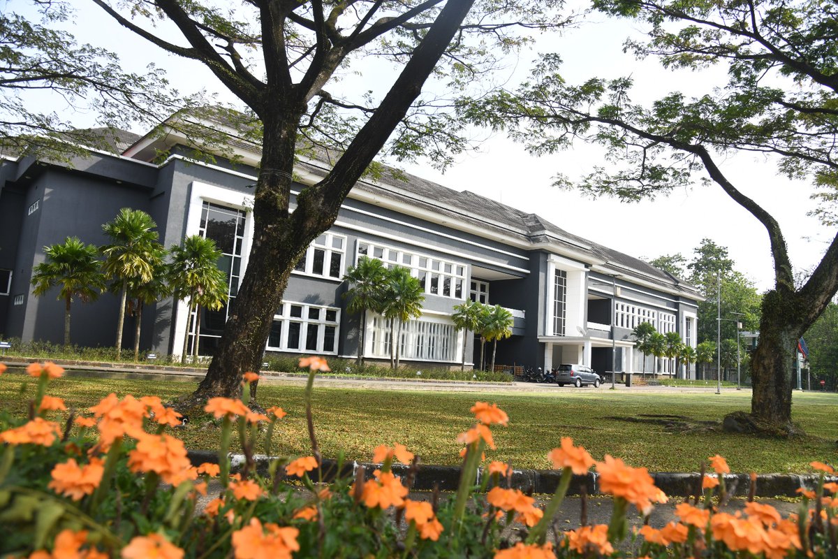 ipbofficial's tweet photo. Satu foto, sejuta kenangan!

Lihat foto ini, langsung teringat siapa? Teman sekelas, dosen, atau perjuangan mengejar jam kuliah? Ceritain di kolom komentar yuk!

#IPBUniversity
#IPBNesian https://t.co/LFK0xi4XIJ