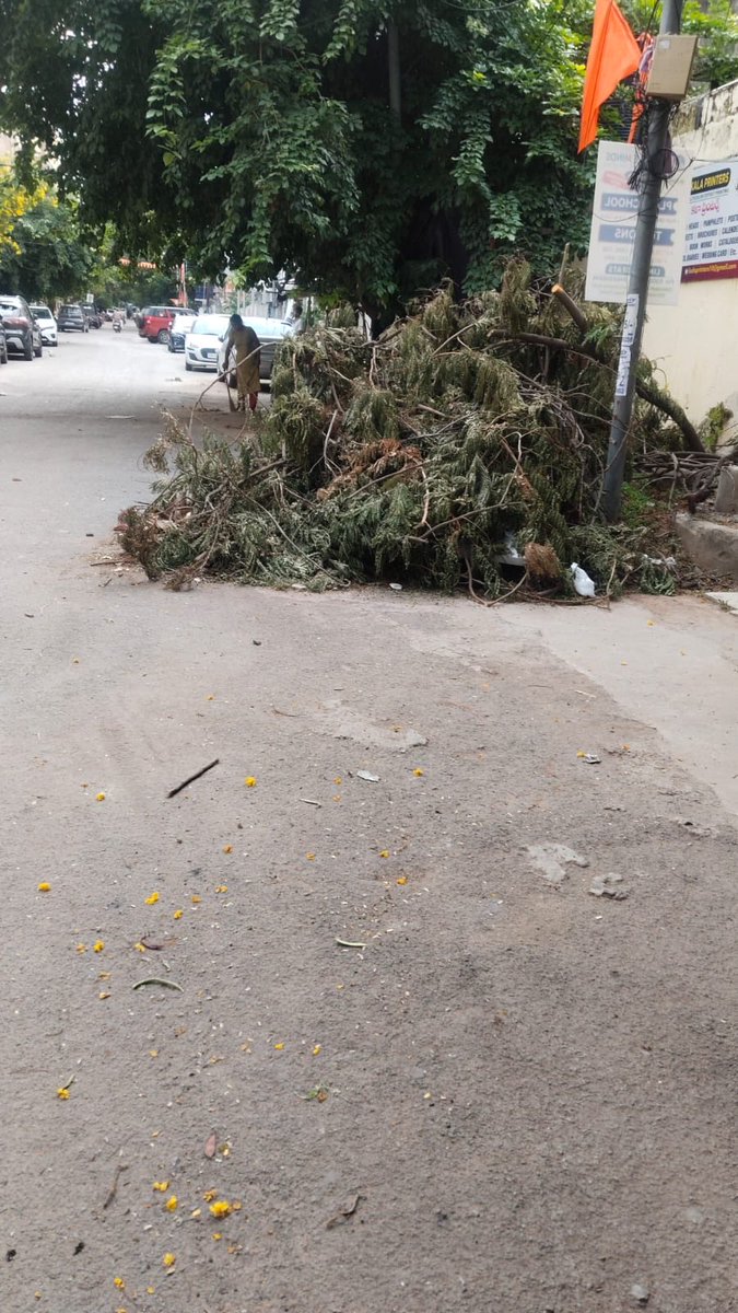 iamvamshee's tweet photo. @GHMCOnline @CommissionrGHMC @revanth_anumula @TelanganaCMO  Trees cutting happened more than 10 days back its not yet cleared. GHMC Authorities are telling we have vehicle problem and all. Can we please remove this asap , Soap factory lane, Chikkadpally, Neae Shivaji statue https://t.co/rkKiMXqJXe