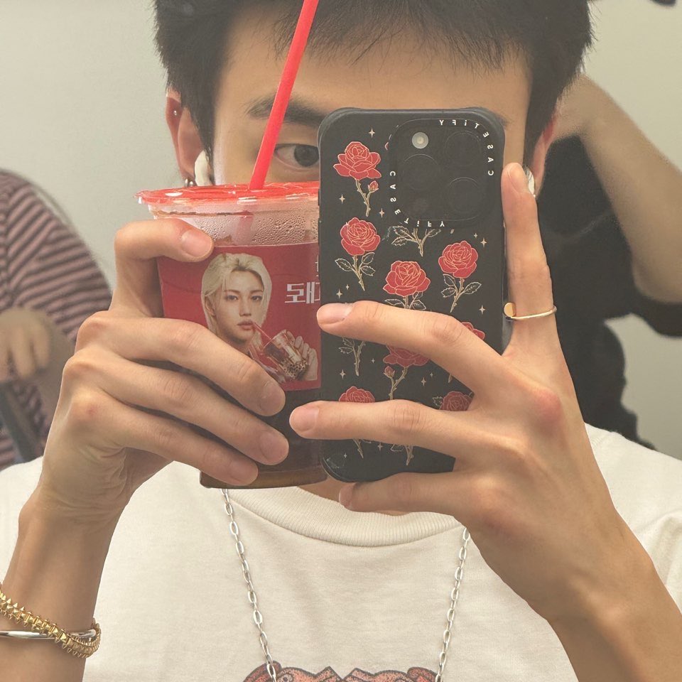 lixieshaven's tweet photo. when I’m at the obsessed with felix competition and this mf shows up https://t.co/9b0uQ7ZQc5