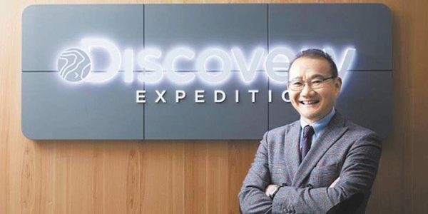 ahofnews's tweet photo. [📰] Kim Changsoo Entertainment venture faces a high wall: F&F’s boy group 'AHOF' builds a fandom, but monetization question marks remain.

Kim Chang-soo, CEO of F&F, is facing a steep barrier in the entertainment business, a sector he has been nurturing as a growth engine outside of fashion. F&F’s entertainment subsidiary, F&F Entertainment, is expanding its footprint into a comprehensive entertainment company. 

It has consecutively debuted the girl group 'UNIS' and the boy group 'AHOF,' alongside building an actor management lineup. However, despite AHOF achieving meaningful fandom metrics, the financial strain persists. Analysts suggest that converting an expanded artist lineup into actual profit still has a long way to go.

According to a comprehensive look at F&F Entertainment's situation on the 2nd, the current entertainment business is being restructured primarily around its idol ventures, specifically centering on AHOF and UNIS. AHOF is set to release its third mini-album on the 8th. This marks a new release about eight months after dropping their second mini-album in November last year. UNIS will also launch Japanese activities by releasing their first Japanese mini-album on the 31st. While their scope of activity is widening, it is difficult to say that F&F Entertainment has secured a definitive stream of revenue.

The entertainment industry is structured in a way that takes time to monetize after an artist's debut. Expenses for album production, music videos, choreography, styling, content creation, global promotions, fan meetings, and staff operations occur repeatedly. Therefore, even if a fandom is established, it is difficult to guarantee profitability based on album sales alone. In fact, industry insiders commonly note that companies must endure at least two to three years of losses before turning a profit in the entertainment sector.

F&F Entertainment has also recorded continuous losses since its establishment in 2023. The operating losses stood at 7.3 billion KRW in 2023, 14.1 billion KRW in 2024, 8.7 billion KRW in 2025, and 1.3 billion KRW in the first quarter of 2026. As of the first quarter of 2026, its total equity is -26.5 billion KRW, leaving the company in a state of complete capital impairment. 

An official from F&F Entertainment explained, "We are expecting a turnaround in the first half of next year. Since our spending volume is not as massive compared to major entertainment agencies, we believe turning a profit in the first half of next year is highly achievable. "The difference in operational models between the fashion and entertainment sectors is cited as the reason F&F is struggling in the entertainment industry.

CEO Kim Chang-soo has historically grown F&F by acquiring established external brands and combining them with product planning, distribution networks, and marketing capabilities. Representative examples include F&F's flagship brands, MLB and Discovery. Conversely, the entertainment business requires discovering new artists from scratch to build music, content, and a fandom together. It is a completely different formula for success compared to the core business that CEO Kim has always operated.

In the entertainment sector, once an artist's fandom grows sufficiently large, there is room to expand the business into collaborative products, advertisements, and global marketing tied to F&F’s fashion brands. However, for this vision to materialize, the artists must first secure mass public recognition and fandom purchasing power.

In this regard, AHOF appears to be the card that F&F Entertainment is currently pinning its highest hopes on.

🔗 https://t.co/VkIGbNYdsU

#AHOF #아홉 @AHOF_official