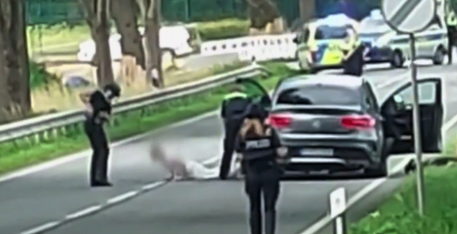 HeimatliebeDE's tweet photo. Wieso wurde der Fluchtwagen (Mercedes-AMG GLE Coupé) fünf Wochen vor der Tat in Stade auf Sylvia S. (Migrationsaktivistin) umgemeldet? Wem gehörte dieser Wagen davor?

War dieser sechsfache Mord schon länger geplant und wer steckt alles mit drin?

Was sind das für Abgründe, die sich hier auftun?