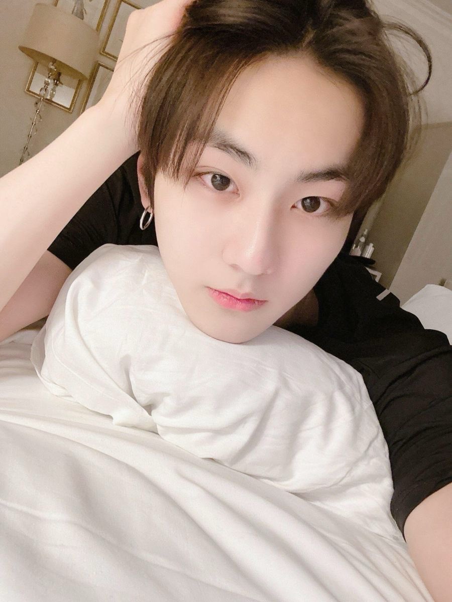 atsgwj's tweet photo. 양정원+침대=극락 https://t.co/Zvl9GkDTan