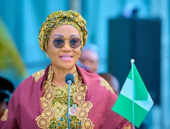 royalblogg's tweet photo. "We've donated ₦100m to empower 2,000 petty traders. I know they've been talking about akara. It's not only akara sellers, we also have tomato sellers, boli sellers, and vegetable sellers"

 — First Lady Remi Tinubu reacts to critics. https://t.co/3hPTgyWnCp