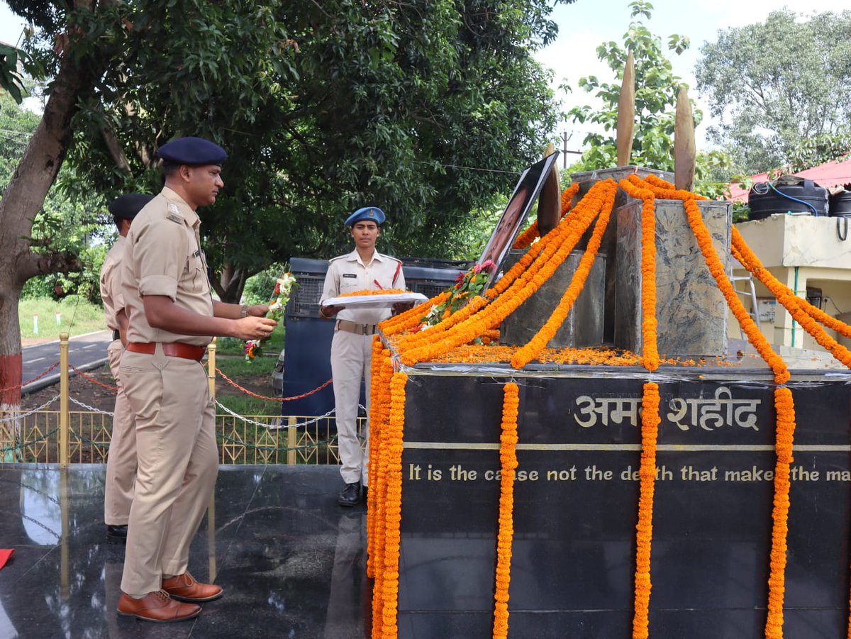 DumkaPolice's tweet photo. आज पुलिस केंद्र दुमका में वीर शहीद अमरजीत बलिहार, भारतीय पुलिस सेवा की पुण्यतिथि पर पुलिस केंद्र दुमका में श्रद्धांजलि सभा आयोजित की गई।
उक्त श्रद्धांजलि सभा में पुलिस अधीक्षक दुमका, अनुoपुoपदाo (सदर),पुलिस उपाधीक्षक (मुख्यालय), परिचारी प्रवर, पुलिस पदाधिकारी एवं .......(1/2) https://t.co/Z2MJXKM89F