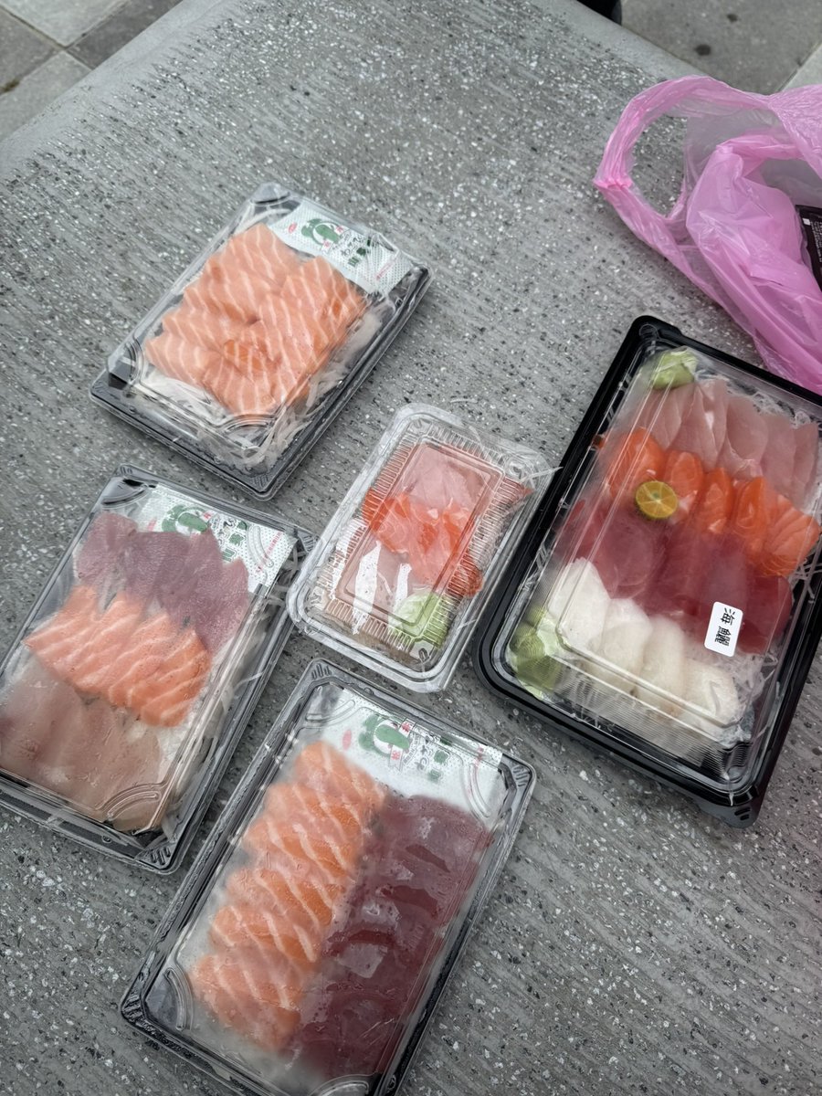 goowon0112's tweet photo. 上次跟同學自主放假去南寮漁港吃的生魚片
超級多吃很爽
鮭魚很肥吃起來很油很好吃
然後那個白白的魚超Q很好吃
#庫路吃飯囉 https://t.co/ZXjUkiBEs5