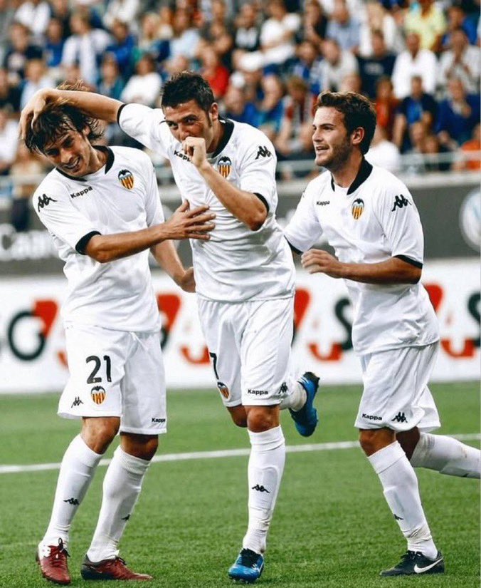 NEDUszn8's tweet photo. I see Juan mata and David Villa.

Name the other player.

Level: VERY HARD https://t.co/o6IlAXlgF0