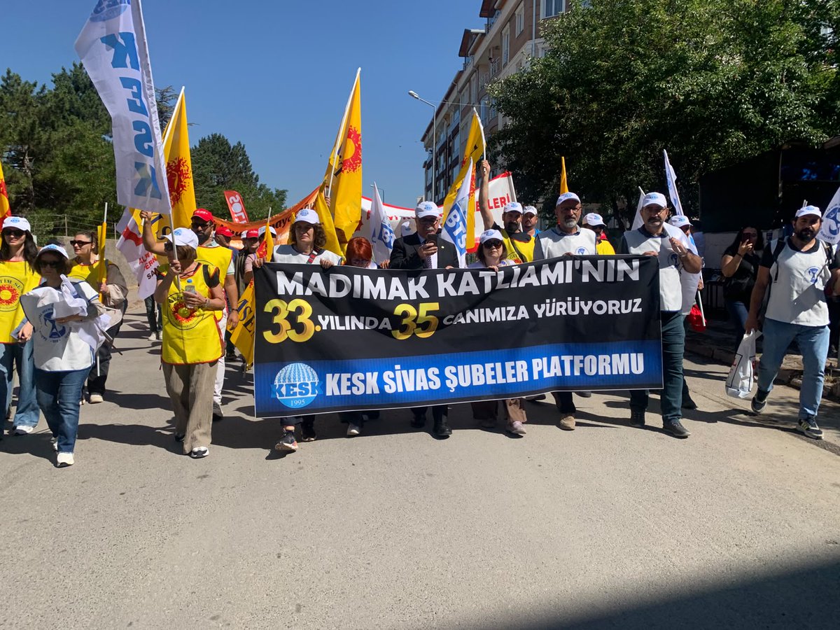 sesgenelmerkezi's tweet photo. Sivas'ta Yürüyüş Başladı.
Yürüyüşe Eş Genel Başkanımız Nazan Karacabey ve MYK Üyemiz Salih Erbaş katıldı.

Sivas Katliamının 33. yılında, yaşamını yitiren canları saygıyla anıyoruz.  

Sivas Katliamını Unutmadık, Unutmayacağız! https://t.co/HQQXXlVTHy