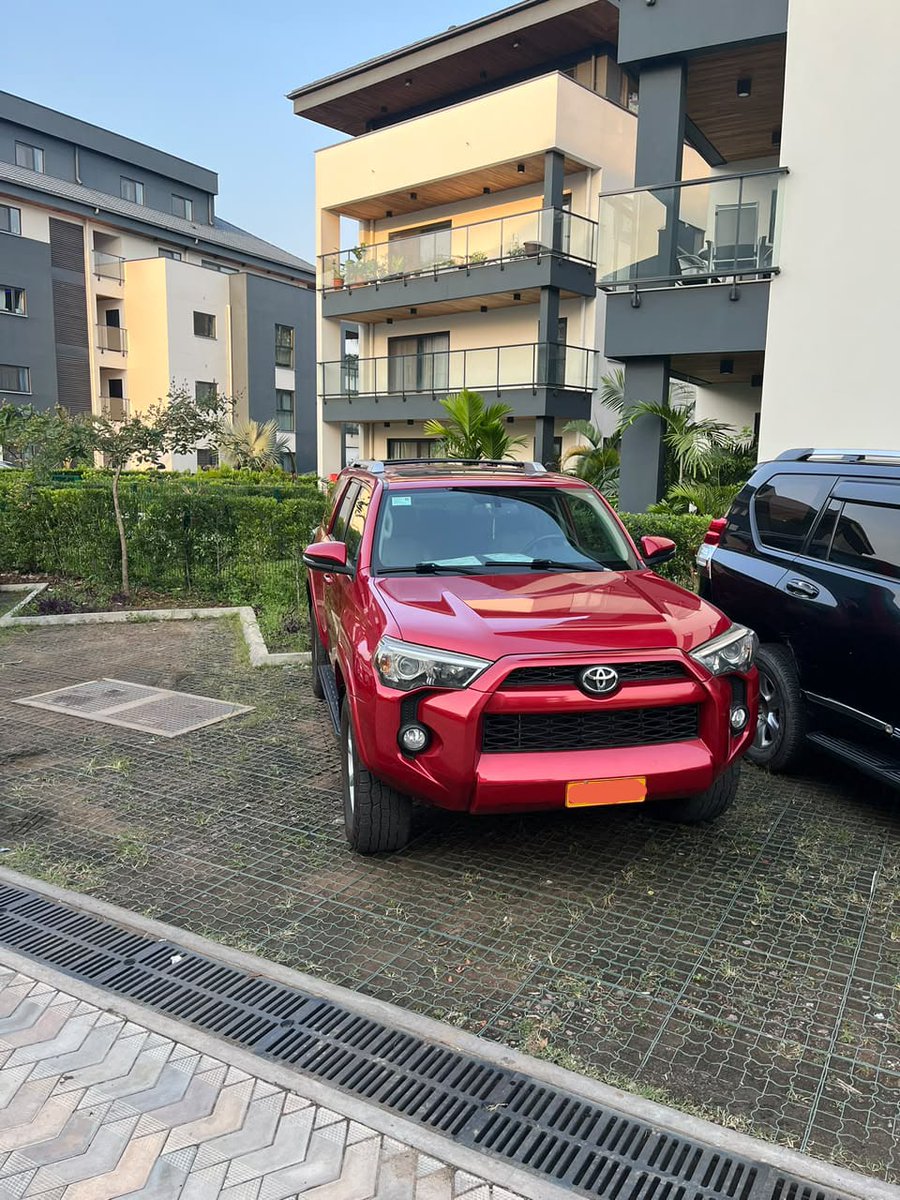 occkin's tweet photo. TOYOTA 4RUNNER SRS 4X4, PRIX: 27.800$⚠️
Année 2015, Sans plaque 
Automatique 
Volant gauche 
Essence 
6 cylindres 
Climatisation ok 
Intérieur noir 
Couleur d'origine 
Localisation Gombe
Phone 0829951769
#kinshasa #businesskin #automobile #entrepreneur #kinshasacars https://t.co/fly3adLTAa