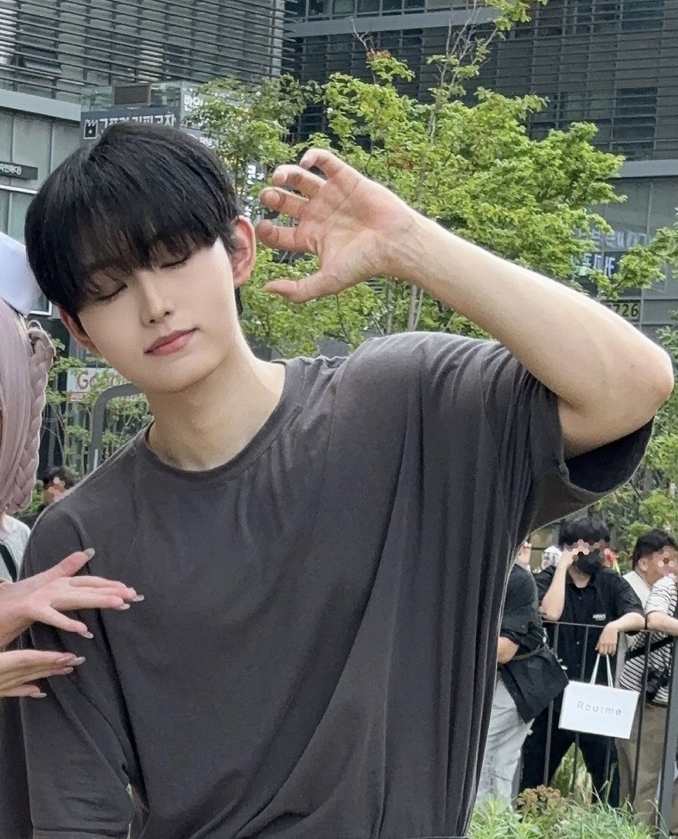 babobaboa's tweet photo. 투샷 요청한 사진 보면 눈 감고 있는 사진이 많은데 렌즈 때문에 자주 깜빡거려서 그런가🤔🤔
잘나왔는데 아쉽더.. https://t.co/nNUgvTzGTo