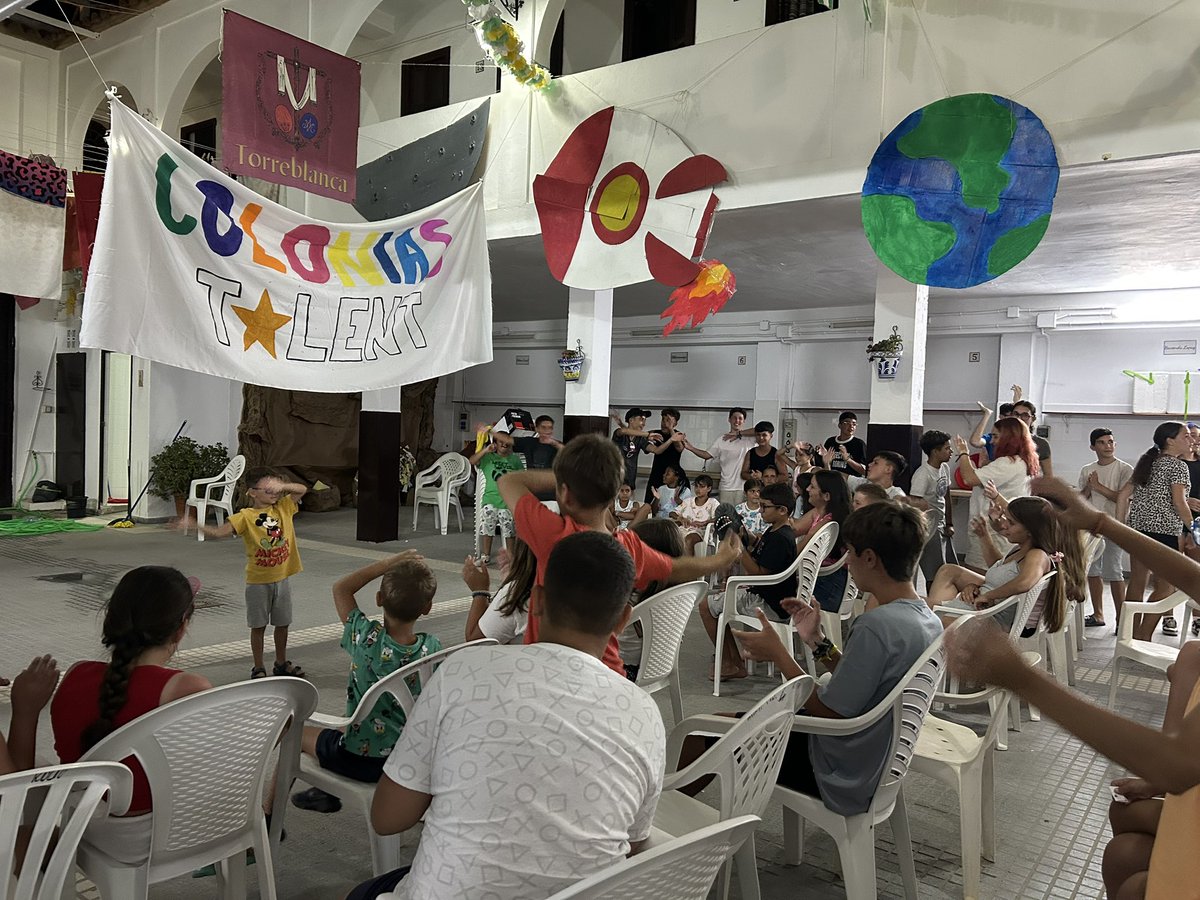 HdadlosDolores's tweet photo. Anoche llegó la versión de "Got Talent" a #LasColoniasdelBarrio

Una demostración de talento por parte de los más pequeños, para disfrute de todos los participantes. 

¡Continúa la diversión en El Rocío! 

#Colonias26
#DoloresdeTorreblanca https://t.co/bbcsGOLi8E