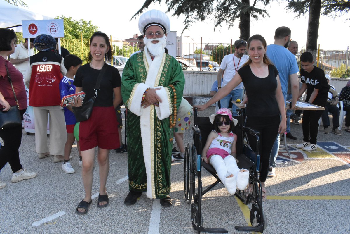 BurdurilMEM's tweet photo. yürütülen faaliyetleri yerinde inceleyen Sayın Valimiz; her hafta farklı bir mahallede çocuklarımızla buluşan etkinliklerin, mahalle kültürünü canlı tutan, çocuklarımızın sosyal hayata katılımını destekleyen ve yaz dönemine anlam katan değerli bir çalışma olduğunu belirtti. https://t.co/5mK2x7RmAC