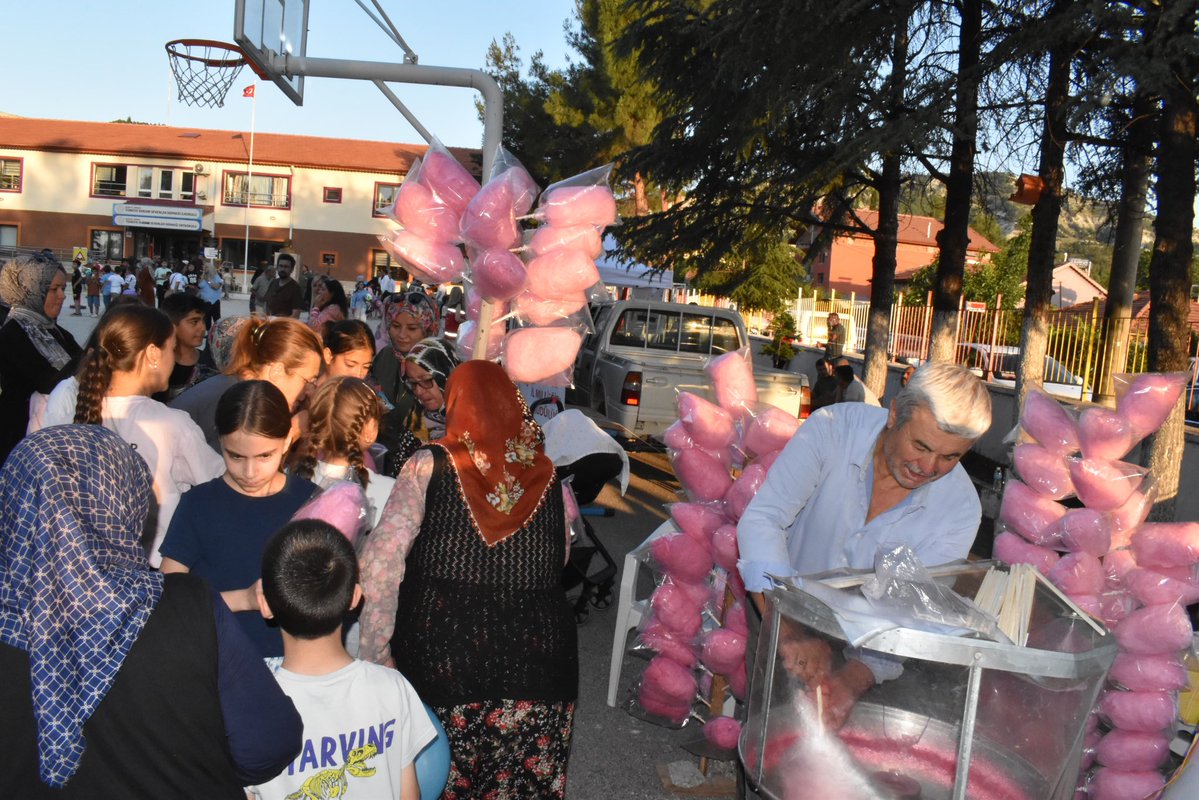 BurdurilMEM's tweet photo. yürütülen faaliyetleri yerinde inceleyen Sayın Valimiz; her hafta farklı bir mahallede çocuklarımızla buluşan etkinliklerin, mahalle kültürünü canlı tutan, çocuklarımızın sosyal hayata katılımını destekleyen ve yaz dönemine anlam katan değerli bir çalışma olduğunu belirtti. https://t.co/5mK2x7RmAC