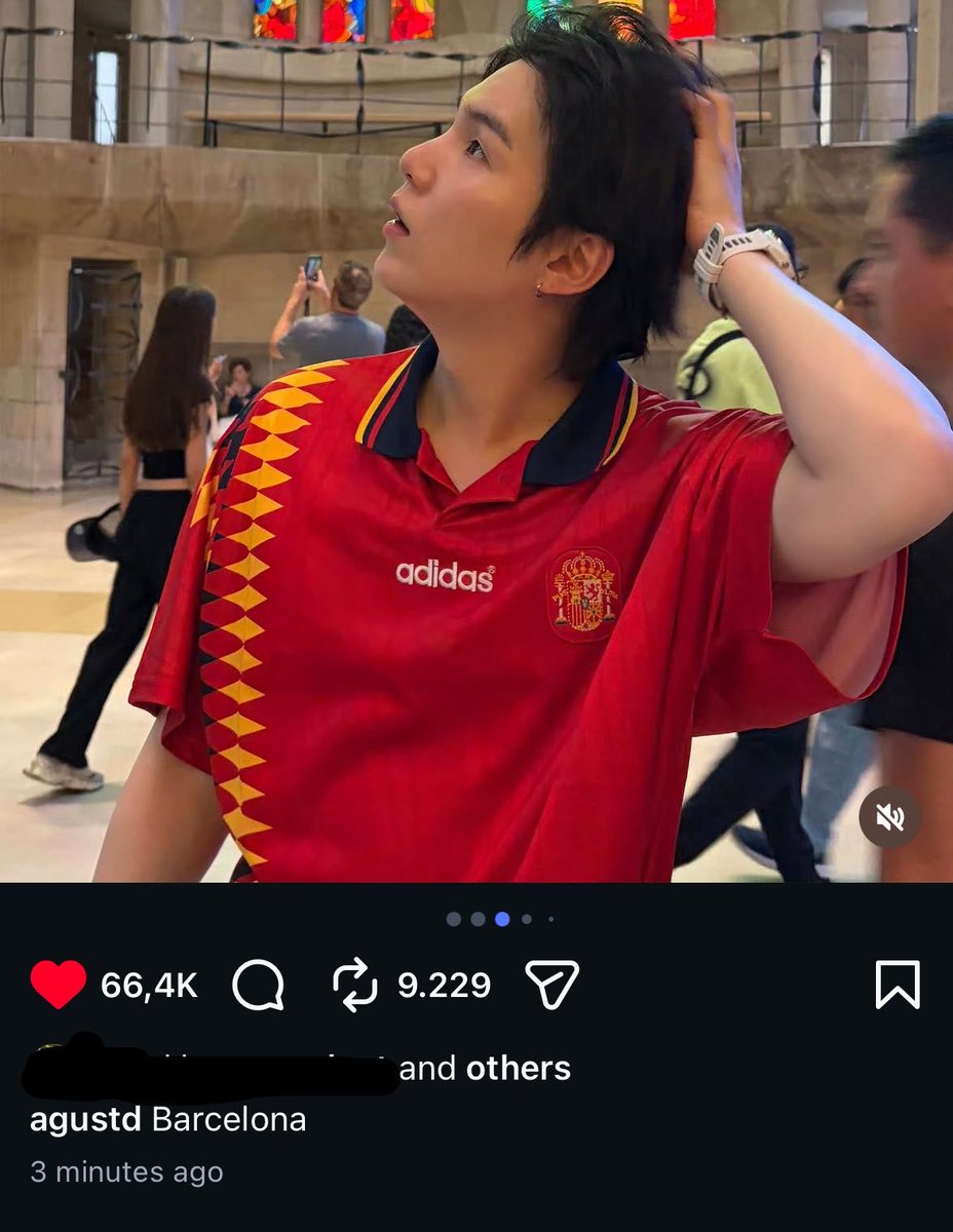 meowjjun's tweet photo. me esta matando q yoongi no hiciera turismo en los dias q estuvieron en madrid y el hdp se coge un ave o jet para hacer a day trip en barcelona y se recorre media ciudad en la camiseta de la selección y el barça https://t.co/NYwH6D7J0c