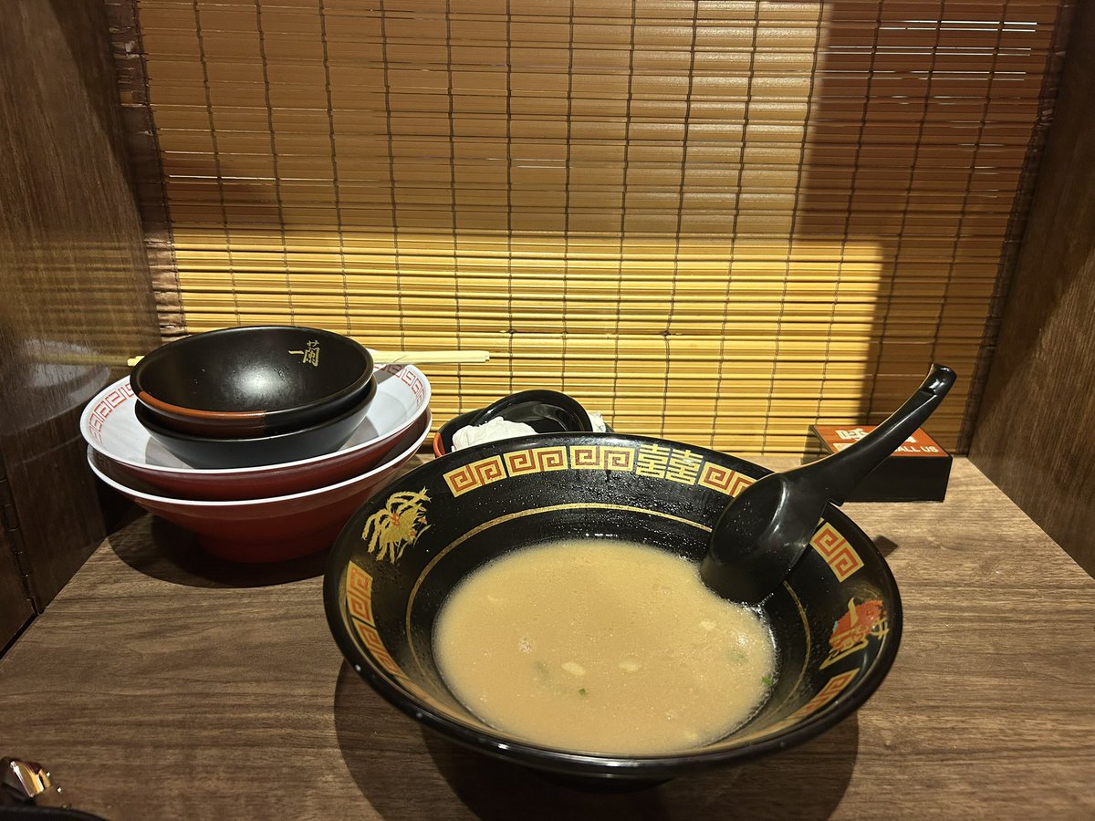 ArubaKamui's tweet photo. 天然豚骨ラーメン×1
替え玉×2
ご飯×3
ゆで卵×1

財布が泣いてる https://t.co/bIIiSj4X6m