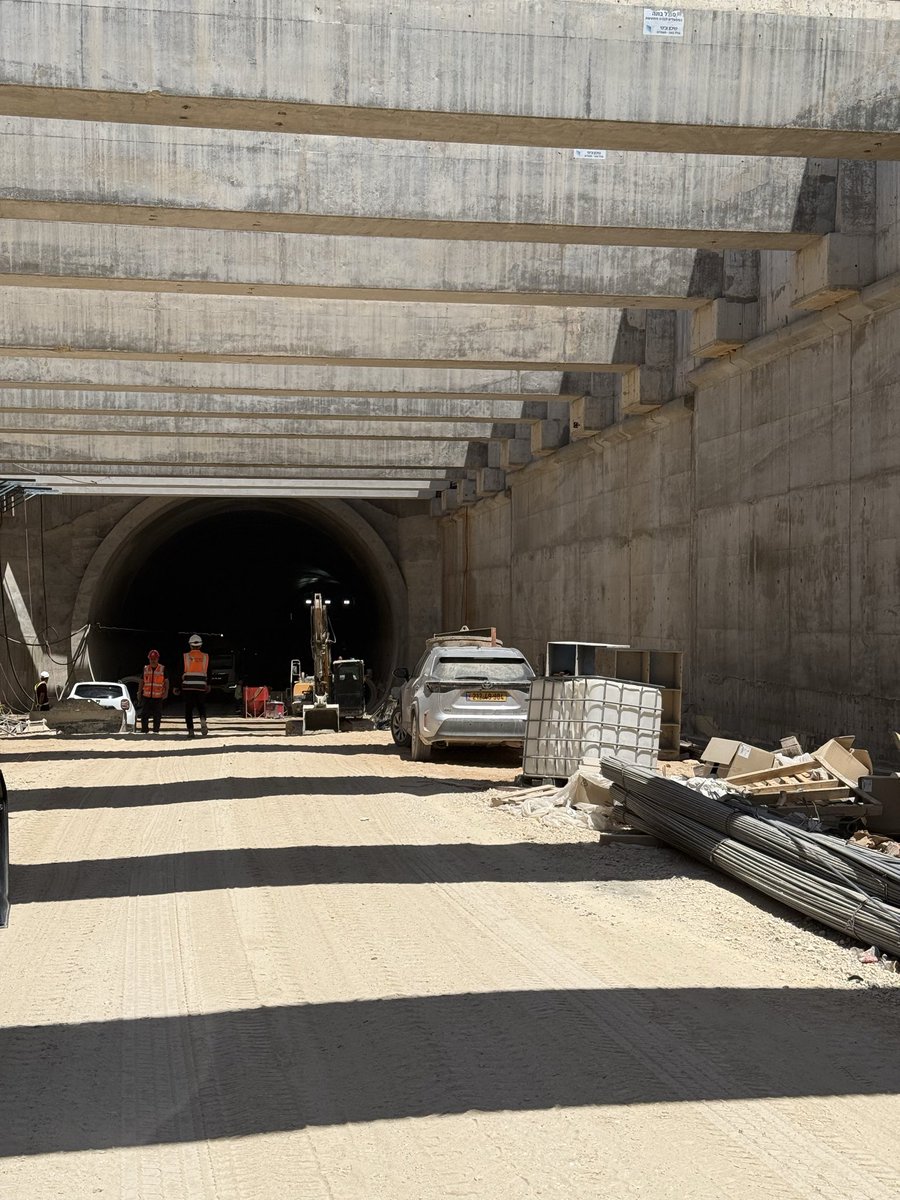 YZitvar's tweet photo. השבוע, בסיור במסילה 431! 

אי אפשר שלא להתרשם מהעבודה ההנדסית המורכבת, התושייה והיצירתיות בפתרון בעיות, מנהרות בשיטת NATM, גשר באורך 3.15 ק״מ !! מעל קו הרכבת לירושלים וכבישים רבים נוספים. 

נותר רק לקוות שיפתח מחושמל ובזמן! 
#פידתחבורה https://t.co/dZbKN9An8Q