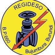 IntumwaNews's tweet photo. 🔴Burundi – Énergie : la REGIDESO engage une nouvelle dynamique avec le projet ASCENT-Burundi.

La Régie de Production et de Distribution d’Eau et d’Électricité @Regideso_bdi  ouvre un nouveau chapitre dans la modernisation du secteur énergétique avec le lancement du projet ASCENT-Burundi, intitulé « Accélération de la Transformation de l’Accès à l’Énergie Propre et Durable au Burundi ». Cette initiative ambitionne de renforcer l’accès à l’électricité sur l’ensemble du territoire national, dans un contexte de forte demande en énergie.

D’après le communiqué rendu public le 29 juin 2026, ce programme prévoit en priorité la réhabilitation ainsi que la modernisation des infrastructures électriques déjà existantes. Il met également l’accent sur l’extension du réseau de distribution dans la ville de Bujumbura et ses environs, où les besoins en alimentation stable restent particulièrement importants.

Le projet comprend aussi le renforcement du réseau de transport en 30 kV à l’échelle nationale. Cette composante est considérée comme stratégique pour améliorer la qualité du service, limiter les coupures récurrentes et assurer une meilleure stabilité de la fourniture électrique, aussi bien en milieu urbain que rural.

La REGIDESO souligne par ailleurs l’importance d’une coopération étroite entre les différentes parties prenantes pour la réussite des travaux. Les autorités administratives, les services techniques ainsi que les populations sont appelés à faciliter la mise en œuvre du projet, notamment en respectant les normes liées à l’aménagement des voies d’accès. L’Office Burundais de l’Urbanisme, de l’Habitat et de la Construction @obuhaoffice figure également parmi les acteurs clés impliqués dans cette dynamique.

Le calendrier annoncé prévoit le démarrage des travaux de renforcement du réseau 30 kV dès août 2026. Les interventions liées à la réhabilitation et à l’extension du réseau dans la capitale et ses périphéries devraient, quant à elles, débuter en janvier 2027.

Au-delà des aspects techniques, ASCENT-Burundi s’inscrit dans une vision de développement à long terme, en cohérence avec les ambitions nationales à l’horizon 2040-2060. L’enjeu est de faire de l’énergie un véritable levier de croissance économique et d’amélioration durable des conditions de vie des citoyens.

Cette dynamique traduit également la volonté de transformation de la REGIDESO sous l’impulsion de son Directeur général, le Dr Ir lieutenant colonel Jean Albert Mainigomba, dont l’action s’inscrit dans une logique de modernisation et de performance du service public. Les avancées enregistrées méritent d’être saluées, tout en encourageant l’institution à poursuivre ses efforts pour un accès plus équitable et plus fiable à l’énergie au service du développement national.