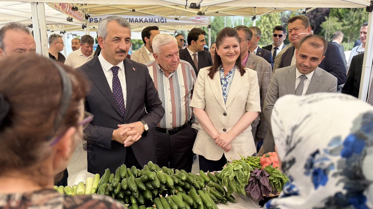 edirnetso's tweet photo. Sanayi ve Teknoloji Bakanlığı ile Edirne Valiliği Çevre Koruma Vakfı tarafından finanse edilen, Trakya Kalkınma Ajansı ve Edirne İl Tarım ve Orman Müdürlüğü koordinasyonunda yürütülen “Birlikte Üretelim Birlikte Tüketelim” Projesi kapsamında düzenlenen Sera Açılışı ve Çapa Makinesi Teslim Töreni’ne, Odamız Yönetim Kurulu Başkanı Sezai Irmak katıldı.

Törende, proje kapsamında üreticilere 20 adet plastik örtülü sera ile 20 adet çapa makinesi teslim edildi. Tarımsal üretimin güçlendirilmesi, üreticilerin desteklenmesi ve kırsal kalkınmaya katkı sağlanması amacıyla hayata geçirilen proje kapsamında gerçekleştirilen programda, ilimiz tarımına yönelik yürütülen çalışmalar ve hedefler değerlendirildi.