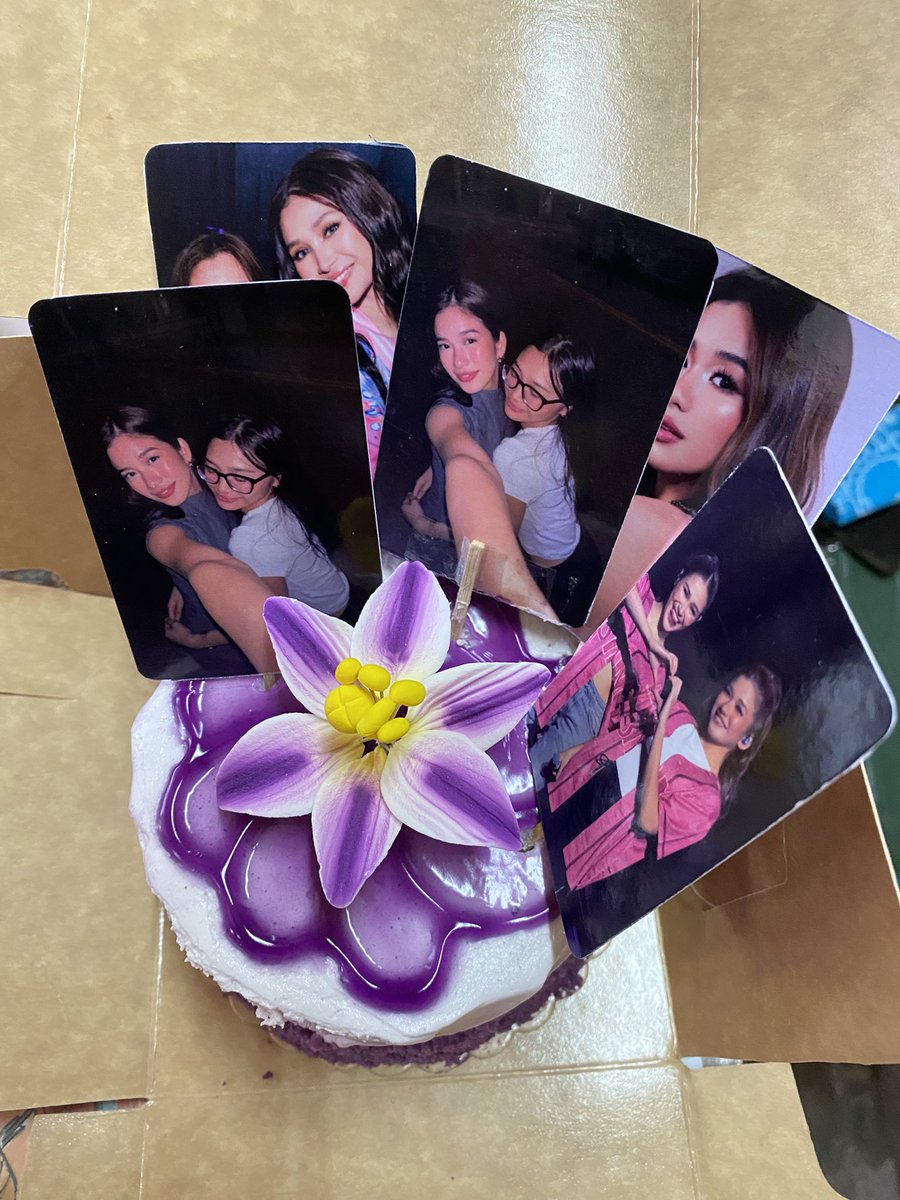 jnstllrlvr's tweet photo. hbd to me! my students knows me so well ๐ญ๐ฉท #jhoaiah #jowaya #lewser hanggang mag bayolet ๐๐ฉต๐ https://t.co/CgvcRZ9FuX