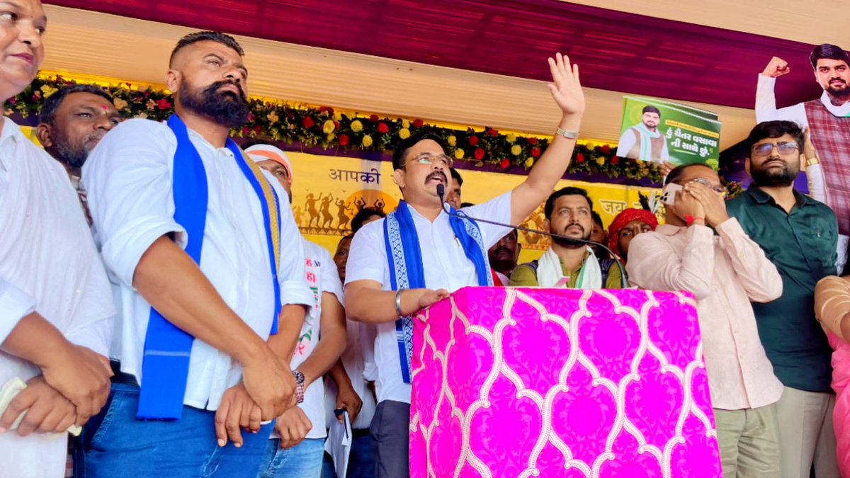 VinayRatanSingh's tweet photo. गुजरात में चल रहे आदिवासी आंदोलन के दौरान 18 दिन के मासू��� बच्चे सहित चैतर भाई वसावा और उनके साथ 9 लोगो को जेल भेजा जाना अत्यंत चिंताजनक और संवेदनशील विषय है।
भीम आर्मी भारत एकता मिशन आदिवासी समाज के संवैधानिक अधिकारों, न्याय और सम्मान की लड़ाई के साथ मजबूती से खड़ा है। हमारा मानना है कि लोकतंत्र में हर नागरिक को न्यायपूर्ण और निष्पक्ष प्रक्रिया का अधिकार है।
हम आदिवासी समाज के संघर्ष के प्रति अपना समर्थन व्यक्त करते हैं और संबंधित पक्षों से नि��्पक्ष न्याय सुनिश्चित करने की अपेक्षा करते हैं।
जय भीम! जय संविधान!