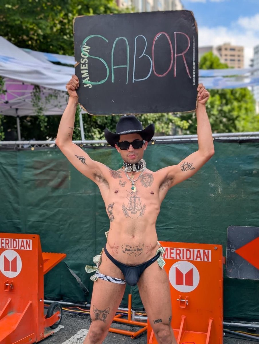 Jay_HoneyCore's tweet photo. Seattle pride ❣️✨ https://t.co/kjtCuQ56NP